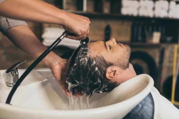 hoe-vaak-haren-wassen-man-kapper-800x534-formaat-gewijzigd-naar-middelgroot